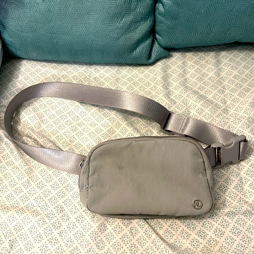 Lululemon belt bag - seal grey